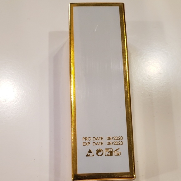 Eloise metallic foiled liquid eyeshadow - Picture 4 of 5